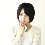 義母からの電話に不安になる妻