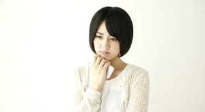 義母からの電話に不安になる妻